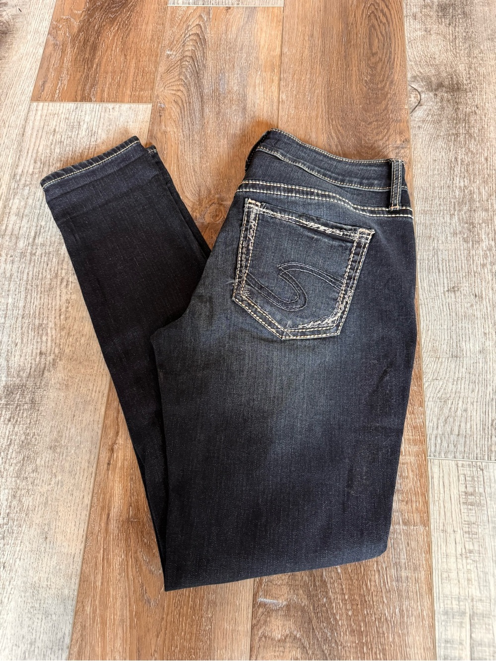 Silver Women's Dark Wash Stretch Jeans - Classic Pocket Stitch